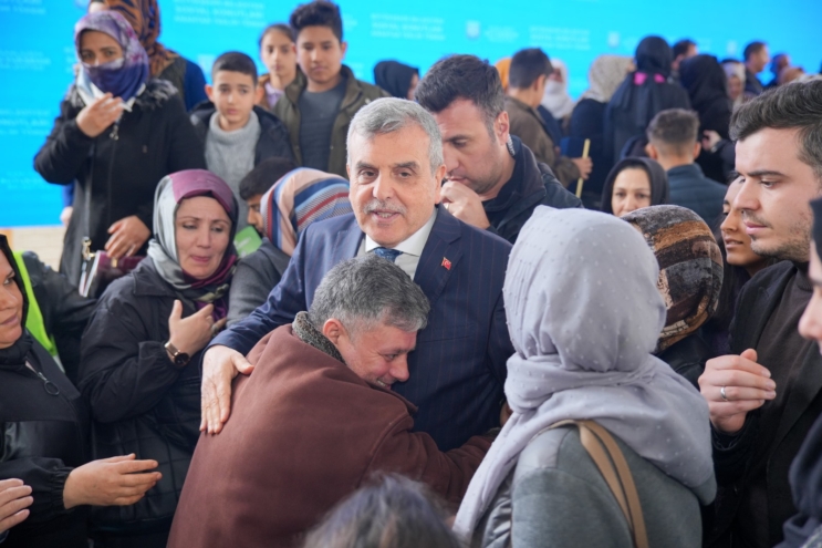 Başkan Beyazgül yaptı ihtiyaç sahibi aileler konutlarına kavuştu