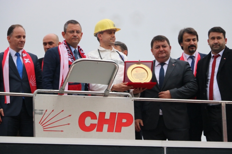 CHP Genel Başkanı Özel, madencilere teşekkür etti