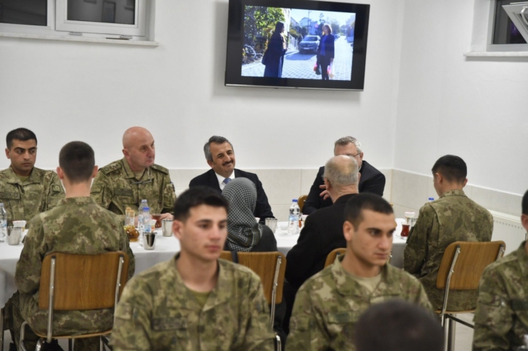 Edirne Valisi Hudut karakolunda Mehmetçikle iftarda buluştu