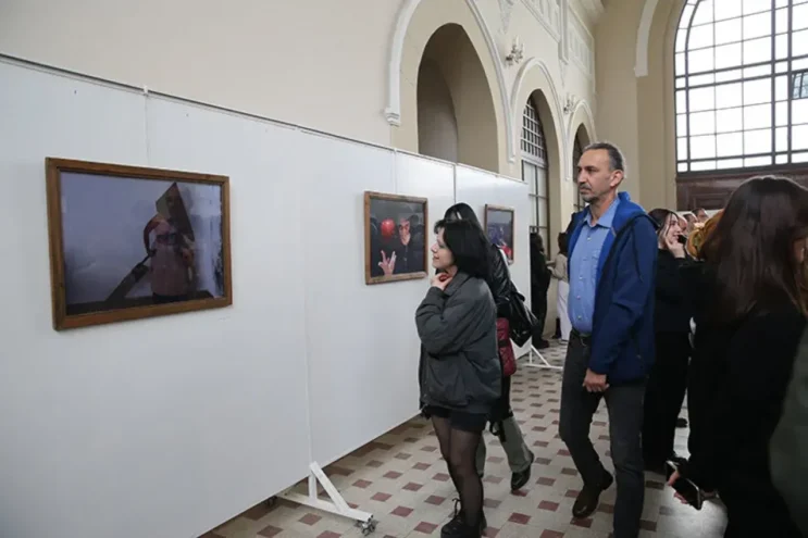 Film sahnelerinden esinlenerek çekilen kurgusal fotoğraflardan sergi