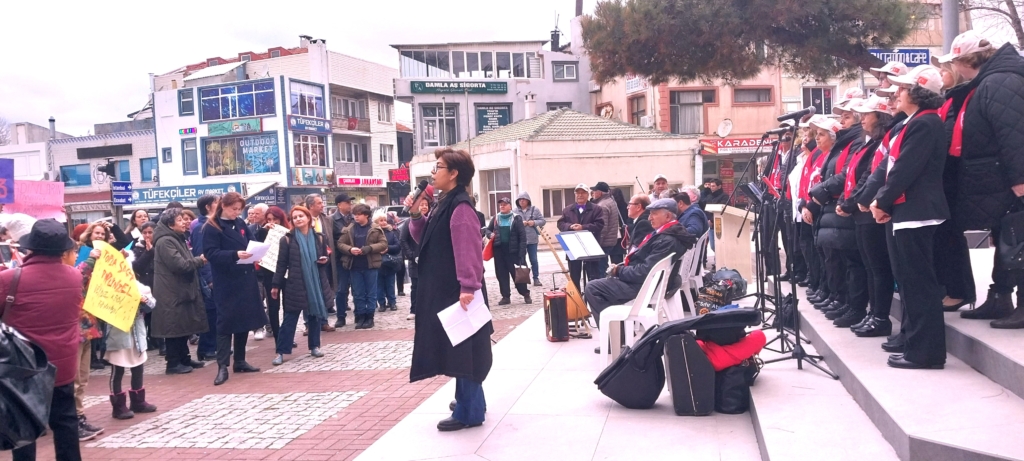 Gelibolu’da kadınlar önce sloganlarla yürüdü, sonra kendileri çaldı kendileri oynadı