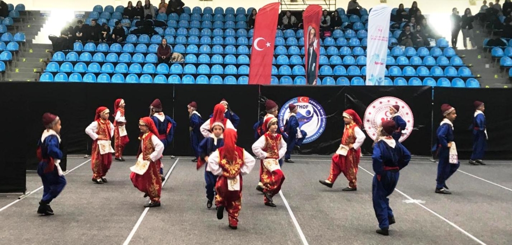 Halk oyunlarında birincilik için ter döktüler