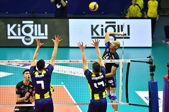 Halkbank Fenerbahçe’ye yenilse de sezonu lider bitirdi