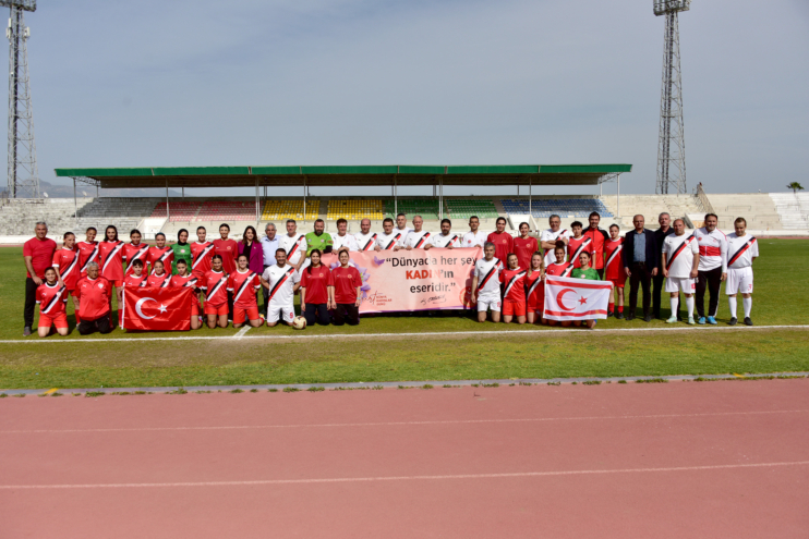 Kadınların da yer aldığı KKTC Meclis Futbol Takımı KKTC Milli Takımı’yla gösteri maçı yaptı