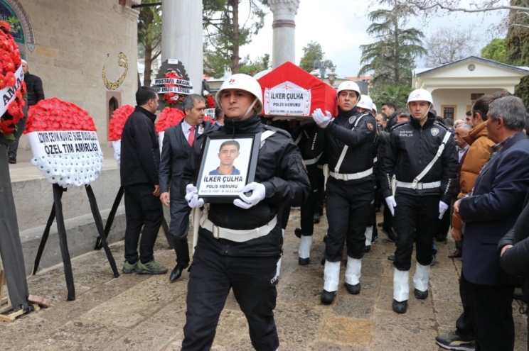 Kazara kendini vuran polis memuru son yolculuğuna uğurlandı