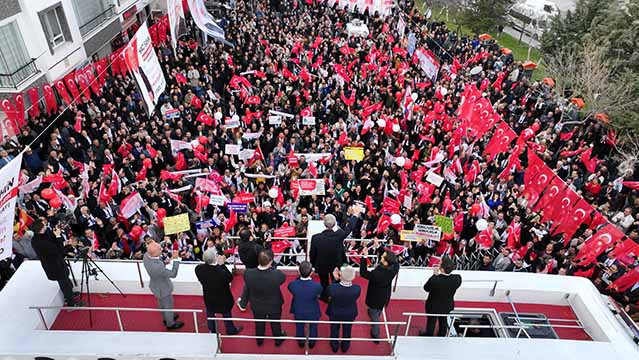 Mansur Yavaş ile çocuklar ısınıyor, karınları doyuyor