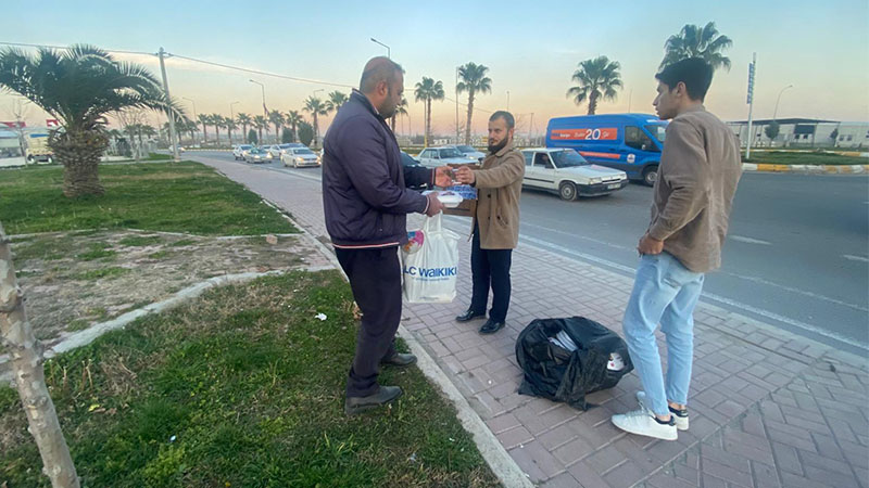 Mehmet Ekinci ‘den trafikte kalan sürücülere iftariyelik