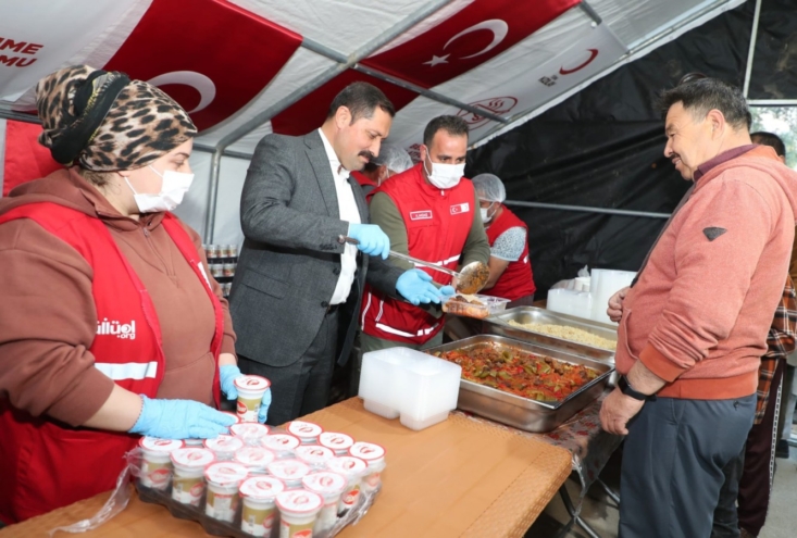 Mustafa Masatlı iftar çadırında yemek dağıttı