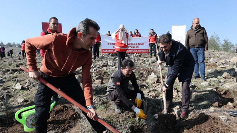 Nurdağı’nda 8 Mart Dünya Kadınlar Günü etkinliği kapsamında 500 fidan toprakla buluştu