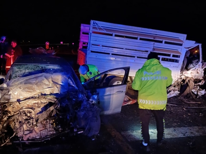 Otomobille kamyonet çarpıştı: 2 ölü, 5 yaralı  