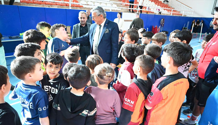 Topaloğlu, spor salonu’nda öğrencileri ziyaret etti