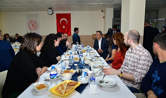 Vali Çiçek, Tıp Bayramı’nda sağlık çalışanlarıyla iftar açtı