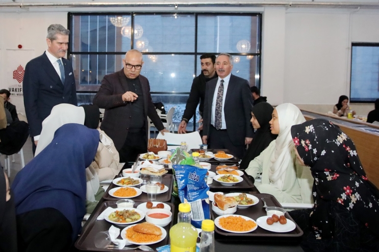 Vali Koç ve AİÇÜ Rektörü Prof. Dr. Karabulut öğrencilerle iftar yemeğinde bir araya geldi