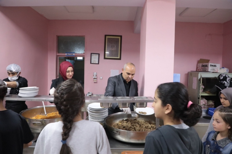 Vali Koç ve eşi öğrencilerin iftar sofrasına konuk oldu