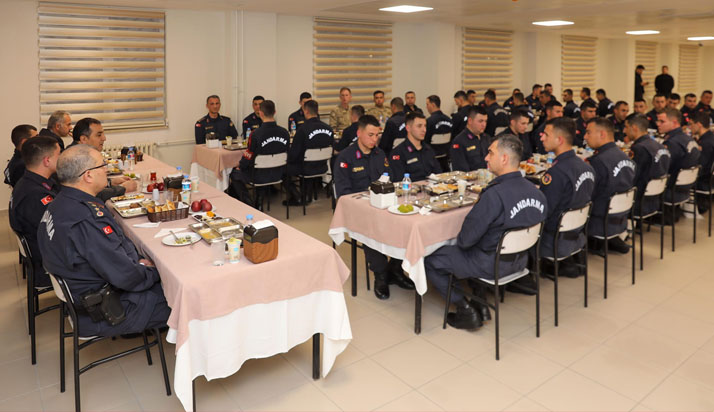 Vali Öksüz, orucunu jandarma erlerle açtı