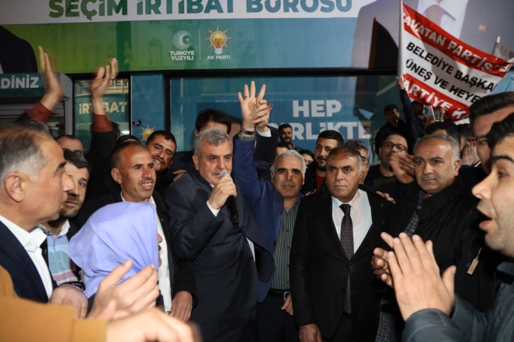 Yeniden Refah Partisi’nden Ak Parti’ye geçen 39 kişiye rozetlerini Beyazgül taktı