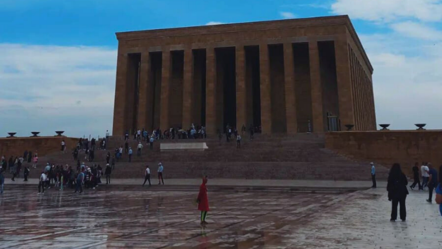 Anıtkabir, bayramda ziyaretçi akınına uğradı