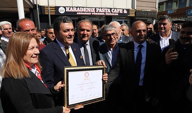 Ardahan Belediye başkanı Faruk Demir mazbatasını aldı