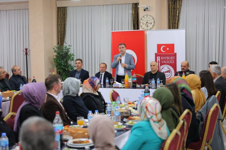 Bayburt Valisi Mustafa Eldivan, valilik çalışanları ile iftar sofrasında bir araya geldi