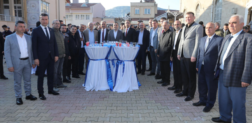 Burdur protokolü ve vatandaşlar Ulu Camide bayramlaştı