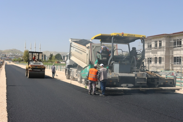 Büyükşehir’den Akçakale yolunda asfalt çalışması