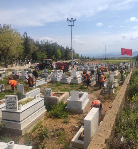 Gaziantep İslahiye Belediyesi mezarlıkta bayram temizliği yaptı