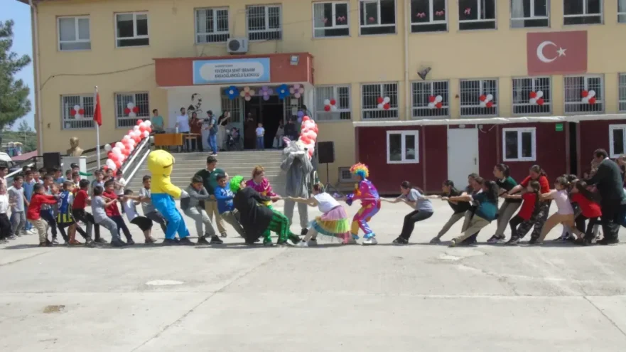 Gaziantep’teki depremzede çocuklar eğlendi