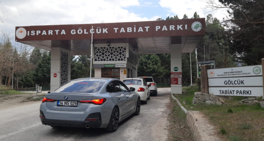 Gölcük Tabiat Parkında tabela ters çevrildi