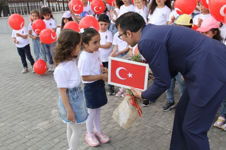 Halide Edip Adıvar Anaokulu öğrencilerinden Bayrak yürüyüşü: