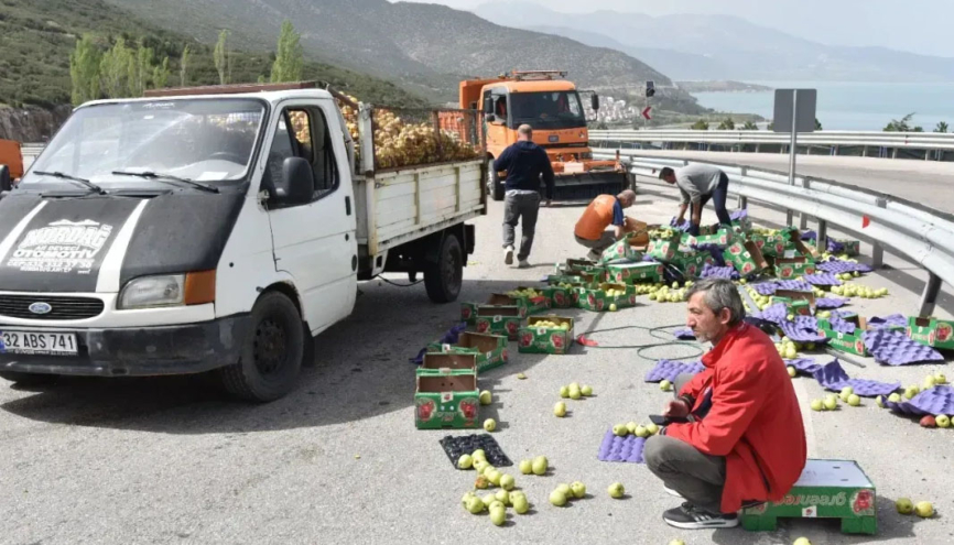 Isparta’da elma kasaları yola savruldu