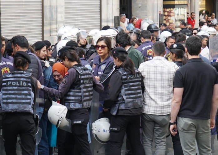 İsrail protestosuna ‘ters’ kelepçede 2 polis açığa alındı