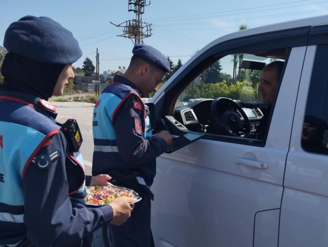 Jandarmadan hem denetim hem bayram kutlaması