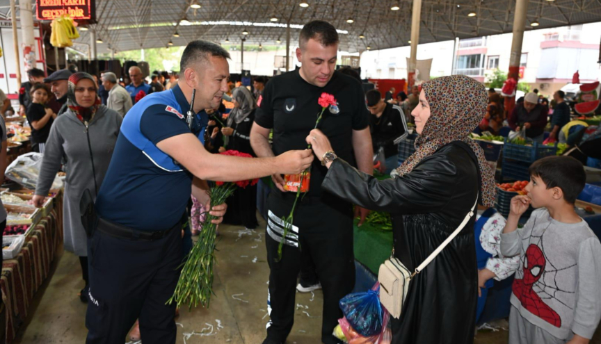 Kepez Zabıtası’ndan şeker ve çiçekli bayram tebriği