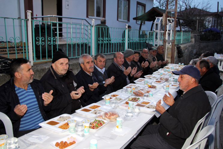 Kuyumcutekke Mahallesi’nde iftar