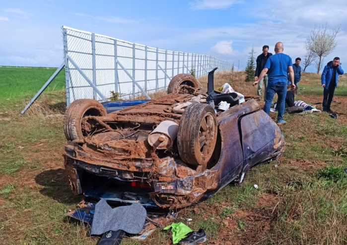 Nevşehir’de takla atan otomobil yol kenarına uçtu