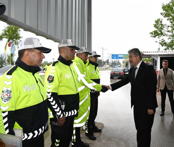 Osmaniye’de görev başındaki polislerin bayramını kutladı