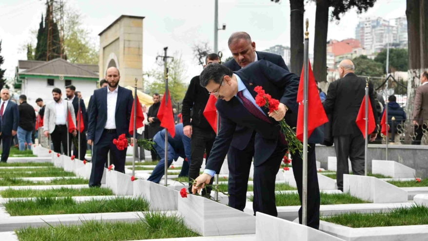 Şehitler mezarları başında anıldı