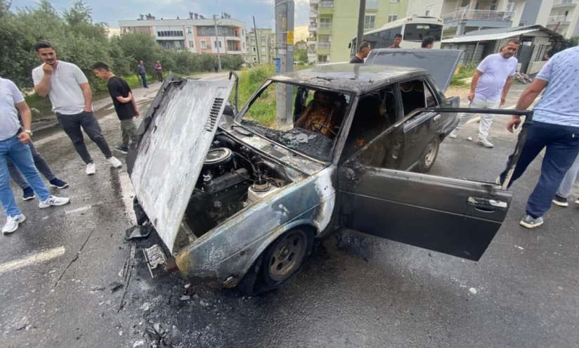 Serik’te park halindeki otomobil yandı