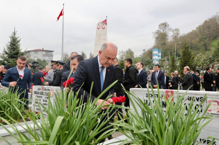 Vali Erol, Şehitlerimizin kabirlerine karanfil bıraktı