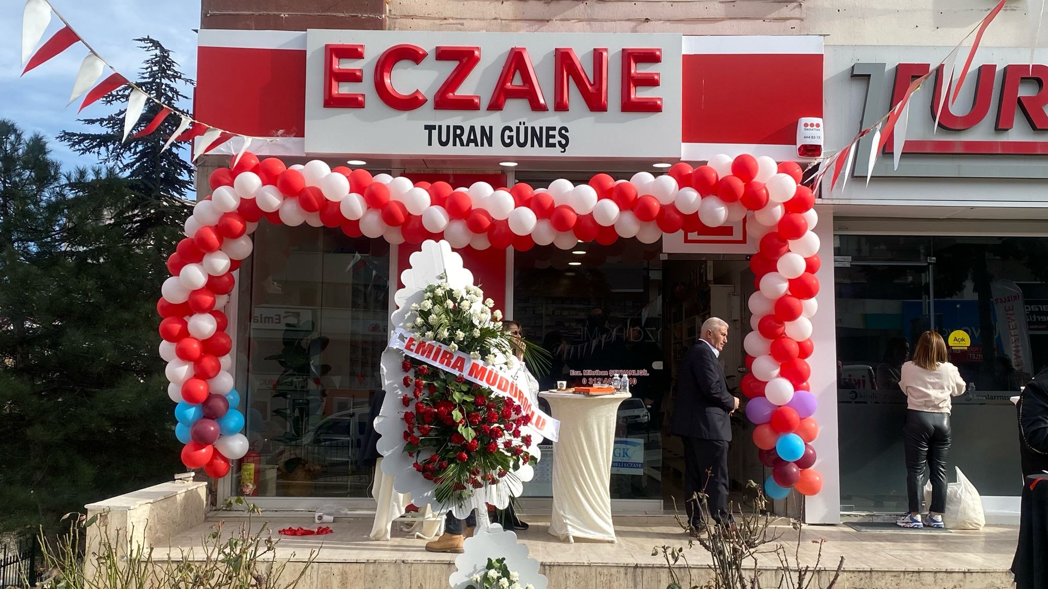 Turan Güneş Eczanesi açılışını gerçekleştirdi